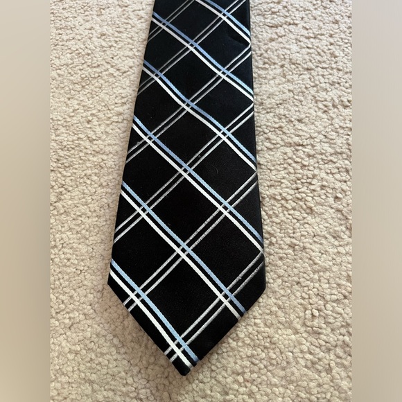 Tommy Hilfiger Men’s Tie Black With Blue White Gray Striped Accent - Picture 3 of 4